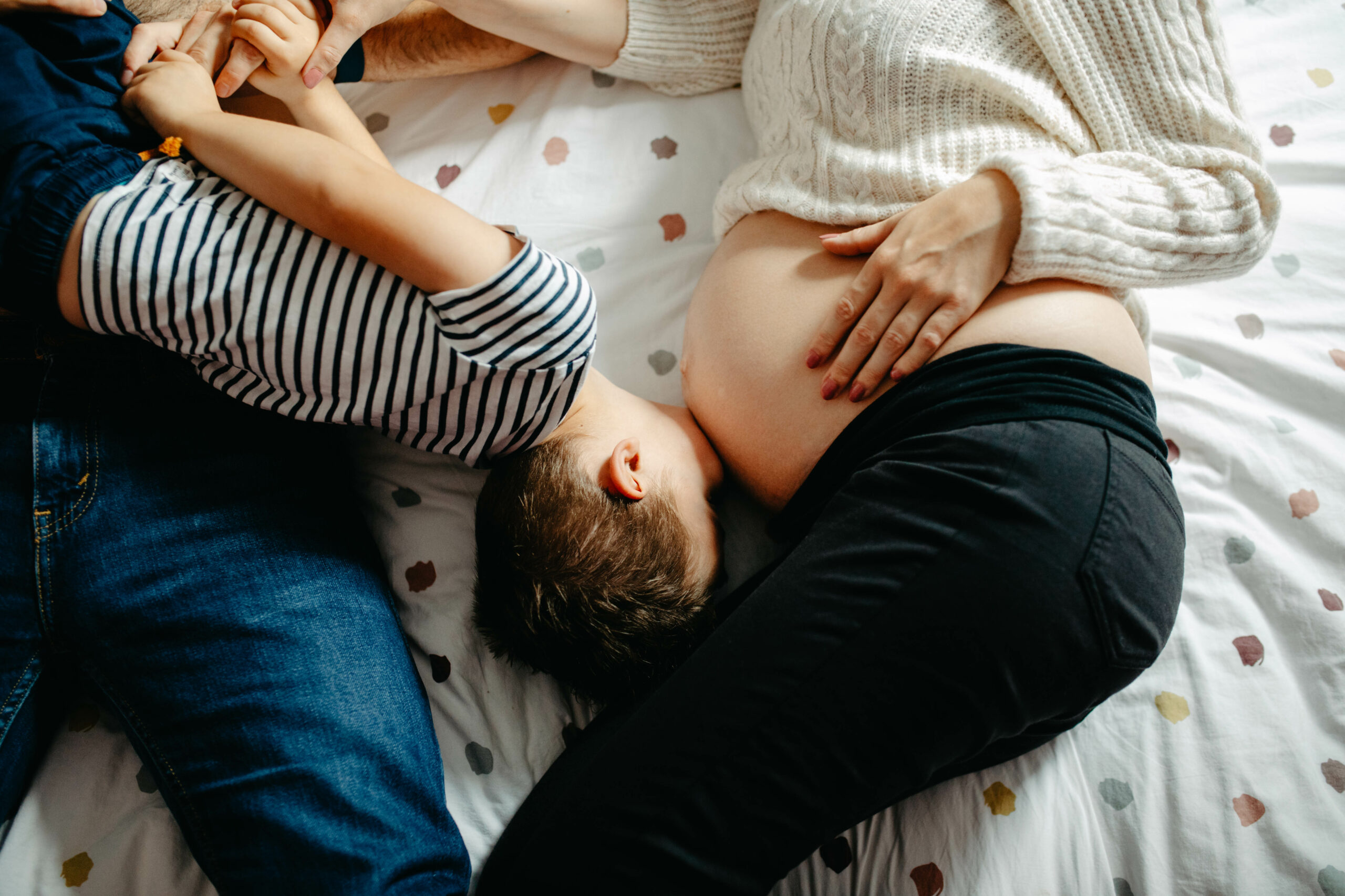 seance photo famille a la maison - photographe lifestyle essonne - alexandra leguay