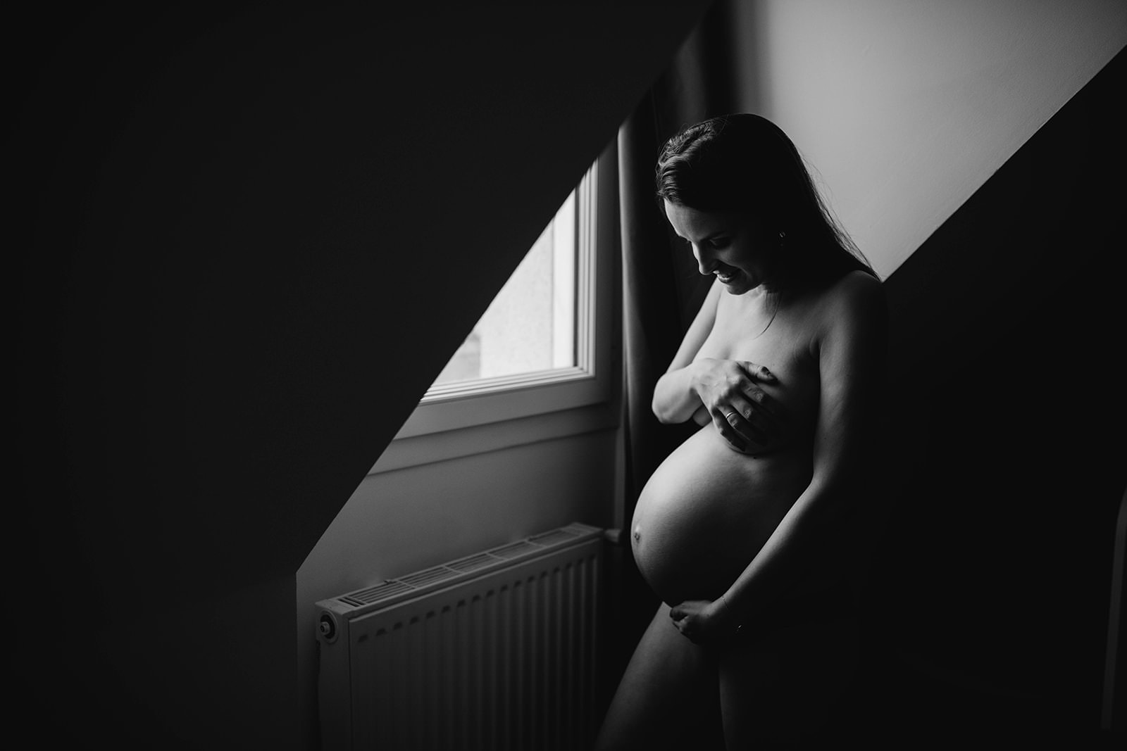 seance photo grossesse a la maison - photographe maternite sud ile de france - alexandra leguay