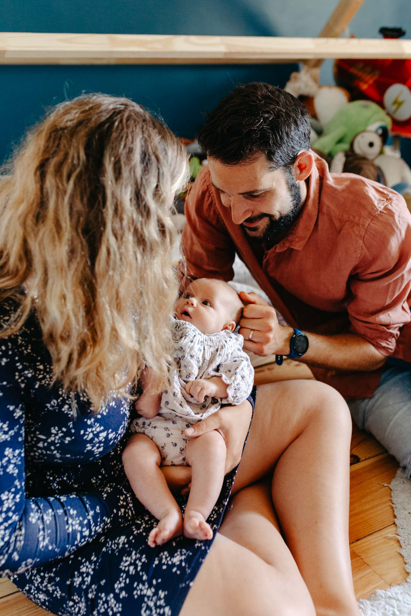 seance photo famille a la maison - photographe lifestyle essonne - alexandra leguay