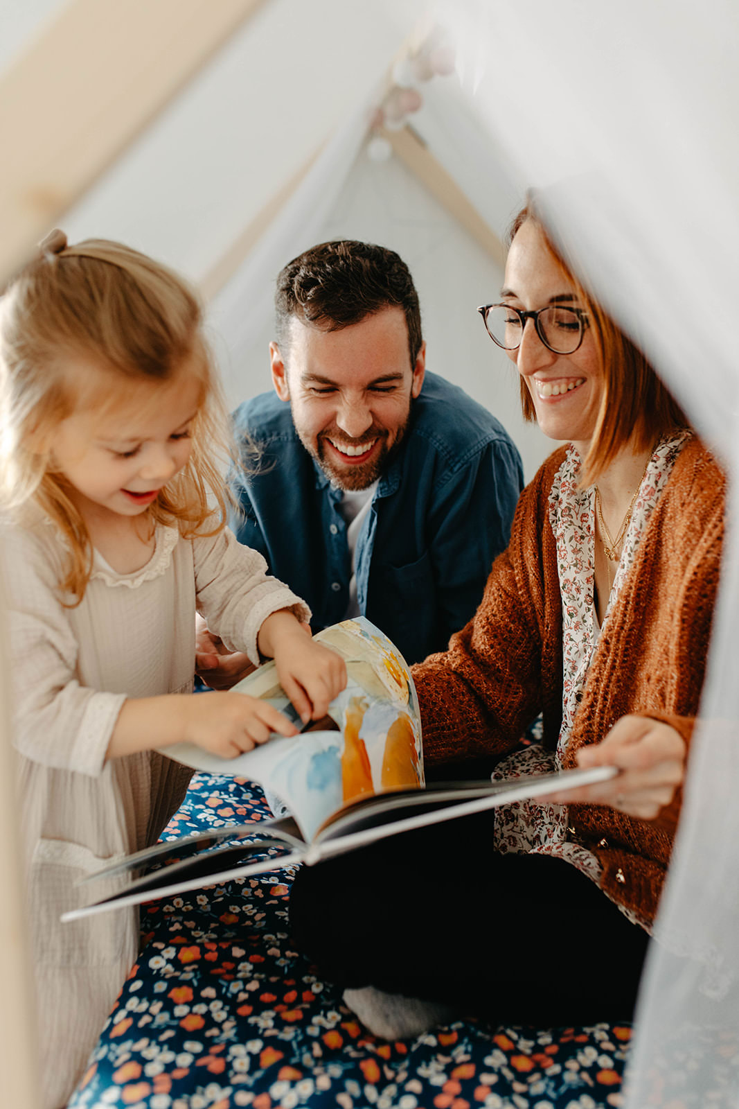 seance photo famille a la maison - photographe lifestyle essonne - alexandra leguay