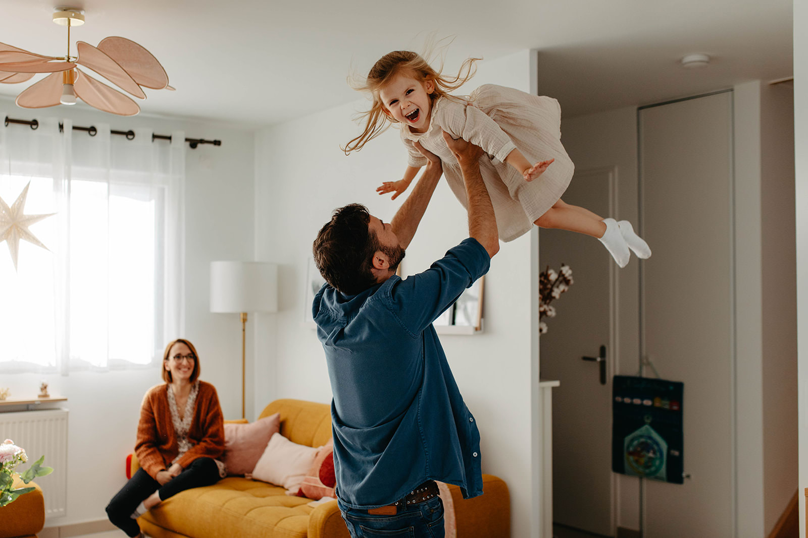 seance photo famille a la maison - photographe lifestyle a domicile - alexandra leguay photographe