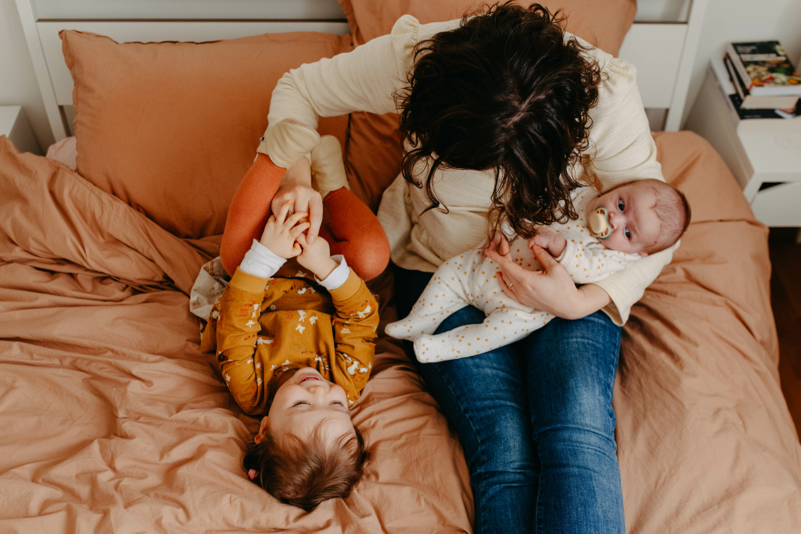 seance photo famille a la maison - photographe lifestyle essonne - alexandra leguay